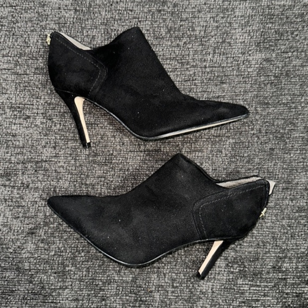 Ivanka Trump blk suede bootie